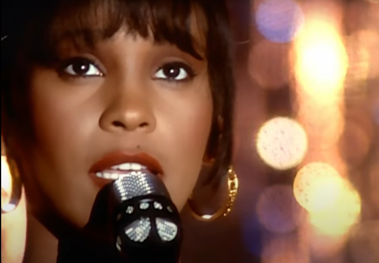 I will whitney. Уитни Хьюстон поет. Уитни Хьюстон 1992. Whitney Houston i will always Love you. Уитни Хьюстон фильм 2022.